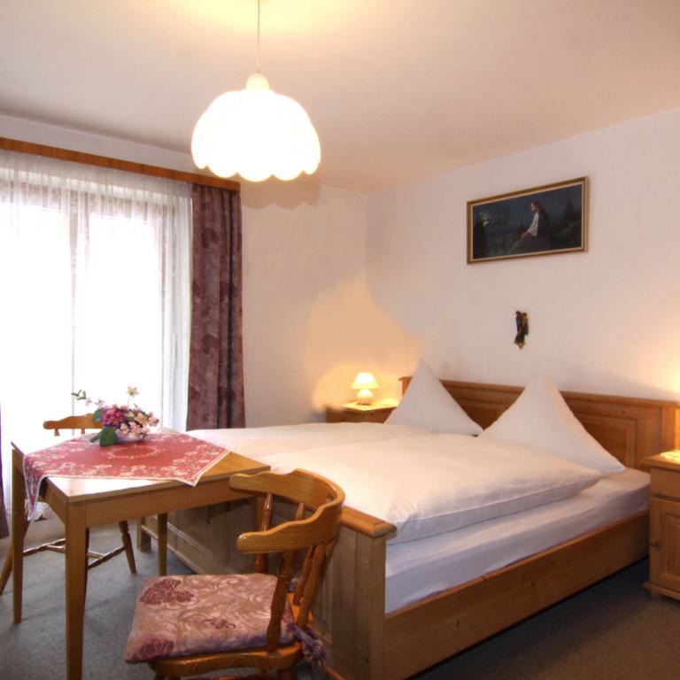 Schlafzimmer in der Ferienwohnung 2 im Haus Bergrast in Oberau bei Berchtesgaden