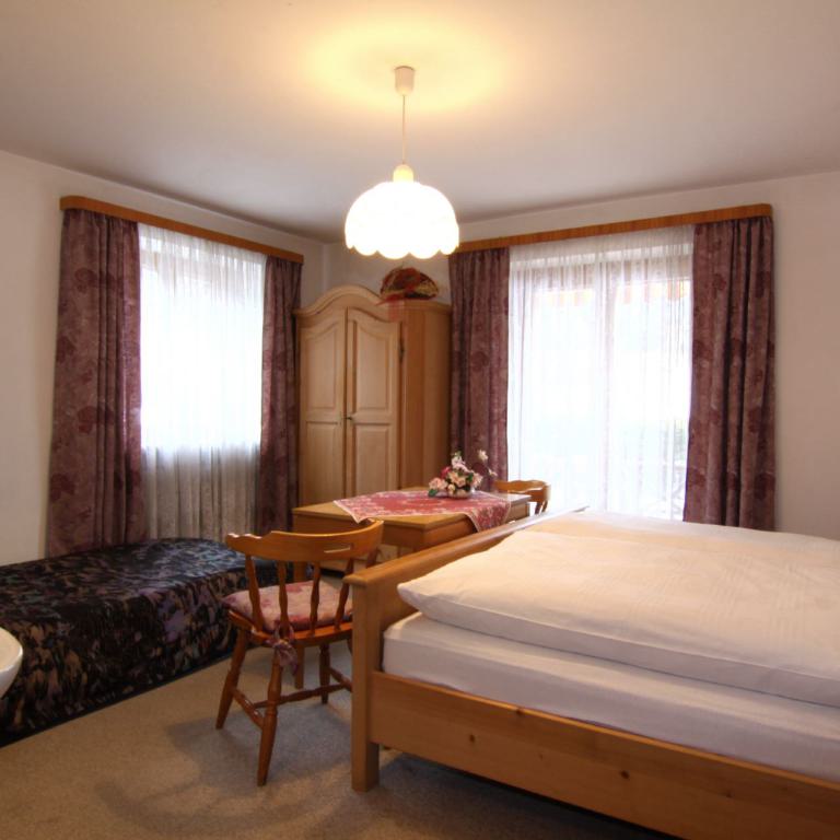 Schlafzimmer in der Ferienwohnung 2 im Haus Bergrast in Oberau bei Berchtesgaden