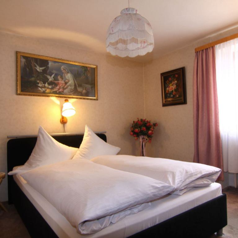 Schlafzimmer in der Ferienwohnung 2 im Haus Bergrast in Oberau bei Berchtesgaden