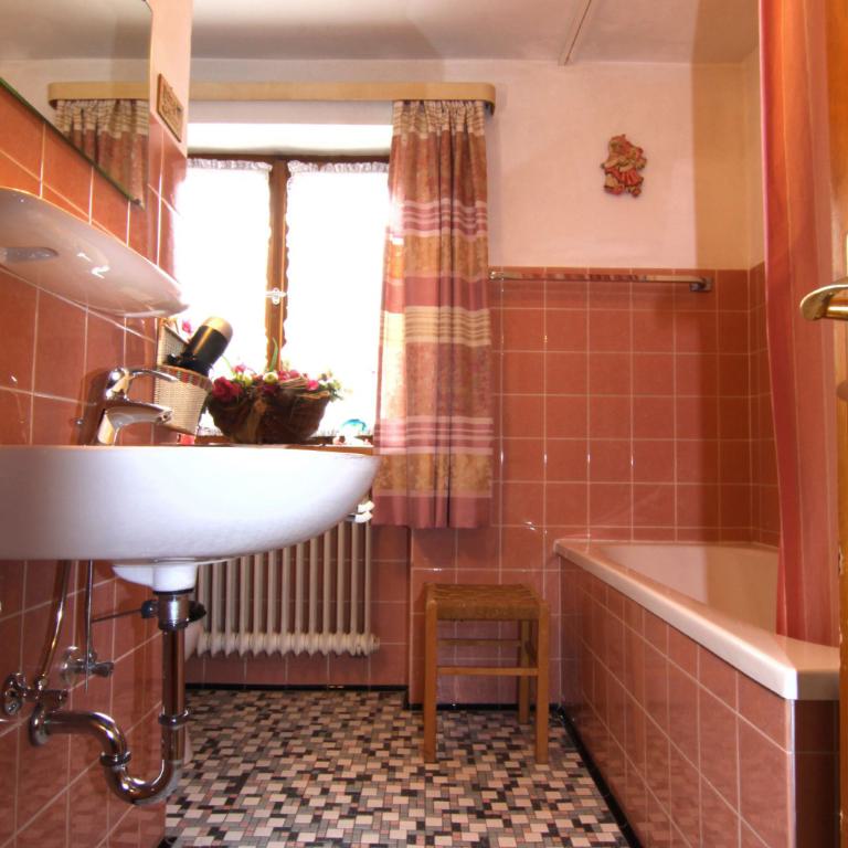 Das Badezimmer in der Ferienwohnung 2 im Haus Bergrast in Oberau bei Berchtesgaden