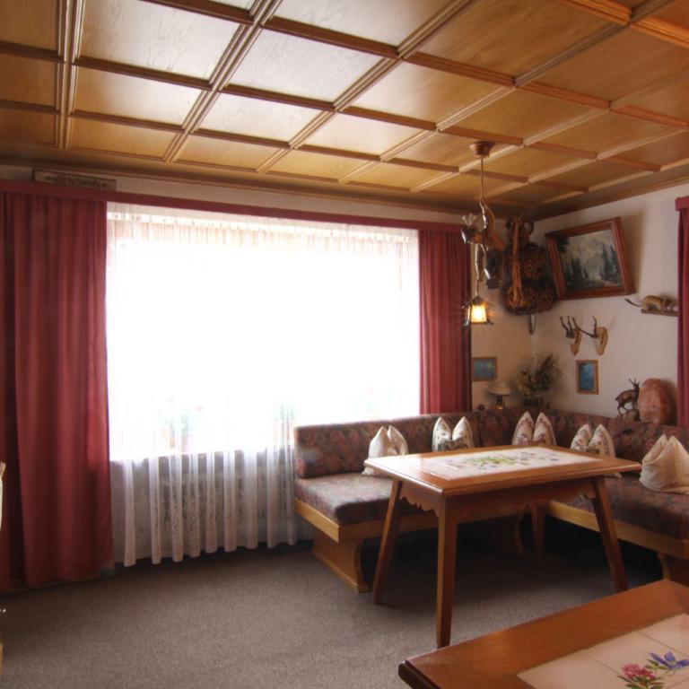 Das Wohnzimmer in der Ferienwohnung 2 im Haus Bergrast in Oberau bei Berchtesgaden
