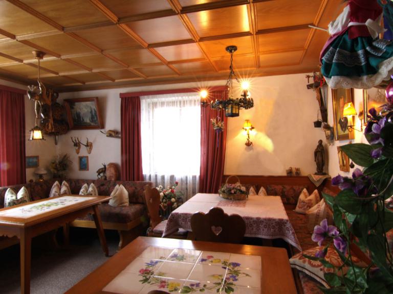 Das Wohnzimmer in der Ferienwohnung 2 im Haus Bergrast in Oberau bei Berchtesgaden