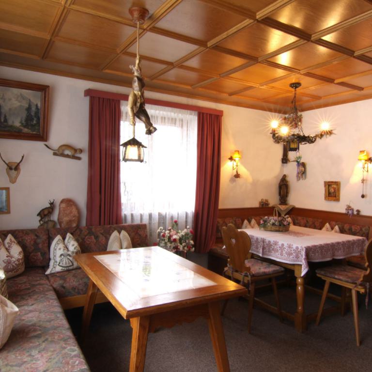Das Wohnzimmer in der Ferienwohnung 2 im Haus Bergrast in Oberau bei Berchtesgaden
